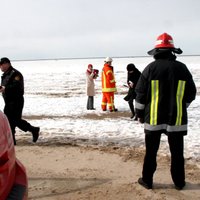 Nedēļas nogalē ugunsgrēkos bojā gājuši četri cilvēki; vairāki cilvēki aicināti nokāpt no ledus