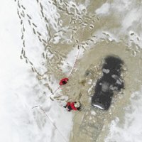ФОТО. В Гаркалне в 300 метрах от берега под лед провалилась машина