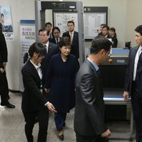 Dienvidkorejas korupcijas skandāls: aizturēta bijusī prezidente