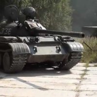 Российский богач купил танк и разъезжает по окрестностям Айзпуте