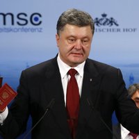 Порошенко показал в Мюнхене паспорта "российских военных"