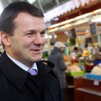Piektdien rokudzelžos aizvests korupcijā vainotais 'Rīgas centrāltirgus' vadītājs Abramovs