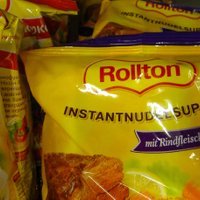 Rolltoni, saldumi, saulespuķu sēklas: ukraiņu preces Latvijas veikalos