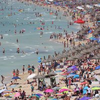 'Pludmale slēgta': Spānijas salā Maļorkā aktīvisti izvieto viltotas zīmes, lai aizbaidītu tūristus
