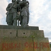 Новый мэр Вильнюса призвал снести скульптуры советских солдат