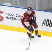 Latvijas U-20 hokejisti pārbaudes mačā zaudē Polijas pieaugušo izlasei