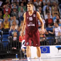 Ausējs un ilgstoši traumētais Siliņš atskaitīti no basketbola valstsvienības pirms pēdējā treniņa Latvijā