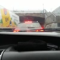 Video: Kravas auto gandrīz iesprūst zem Akmens tilta
