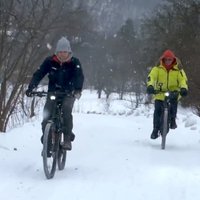 Video: Timrots un Olte sniegā driftē ar elektroriteņiem