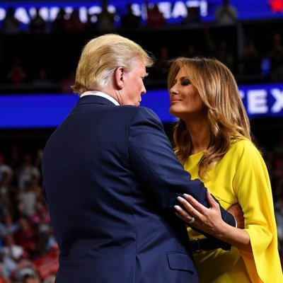 Любовь напоказ: Трамп впервые обратил внимание на жену