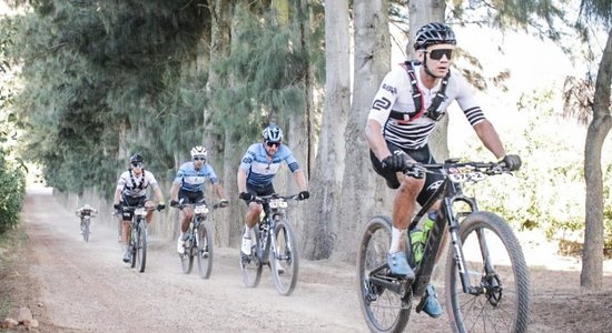Latvijas riteņbraucēji dominē 'Cape Epic’ amatieros un konkurē absolūtajā vērtējumā