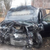 Divu automašīnu sadursmē Ģibuļu pagastā iet bojā vīrietis