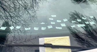 Policija Rīgā soda auto īpašnieku par atšķirīgām novietošanas laika norādēm logā