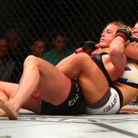 ВИДЕО: Миша Тейт победила Холли Холм и завоевала чемпионский титул UFC