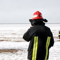 ЧП в Пярну: под лед провалились пять рыбаков из Латвии