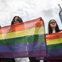У посольства Польши в Риге прошел протест против высказываний Анджея Дуды о правах ЛГБТ