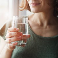 "Главное — пить воду": врач объяснил, какие лекарства нельзя использовать при Covid-19