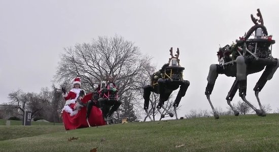 Amizants video: Ziemassvētku vecīša kamanas velk robotveidīgi ziemeļbrieži