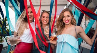ФОТО: Модная тусовка на коктейльной вечеринке в Риге