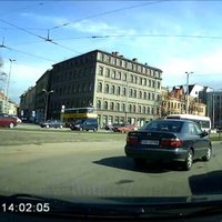 Video: Autovadītājs Rīgā izraisa bīstamu situāciju