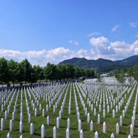 Srebrenicas slaktiņa upuri atrasti jaunā masu kapā