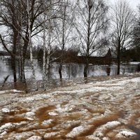 Daugavā pie Jēkabpils ūdens līmenis kopš sestdienas samazinājies par diviem metriem