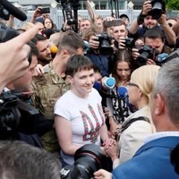 Savčenko ierodas Ukrainā; iemainīta pret Krievijas virsniekiem