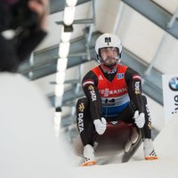 Latvijas kamaniņu braucēji piektie sezonas pirmajā Pasaules kausa stafetē