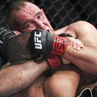 ВИДЕО: Российский боец первым в UFC выиграл с помощью "удушения Иезекииля"