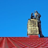 Melnais darbs uz jumtiem – kāpēc nedrīkst atstāt novārtā skursteni?
