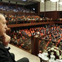 Erdogans turpina tīrīšanas: atlaisti vēl vairāk nekā 18 000 cilvēku
