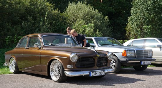 Foto: Pāris simti klasisko auto noslēdz sezonu pie Rīgas Motormuzeja