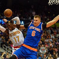 Porziņģis ar 24 punktiem neglābj 'Knicks' no zaudējuma dramatiskā pagarinājumā