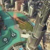 Video: Divi puiši nolec no pasaulē augstākās ēkas
