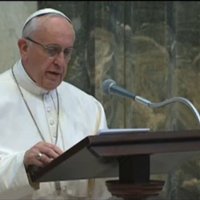 Slavējot solidaritāti bēgļu jautājumā, pāvestam Franciskam pasniedz Kārļa Lielā balvu