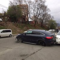 Video: Vladivostokā sieviete ar 'Mercedes', braucot no naktskluba, sadauza 10 auto