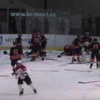 Video: Lieldienu turnīrā Čehijā jaunie hokejisti sakaujas un sit arī tiesnešus
