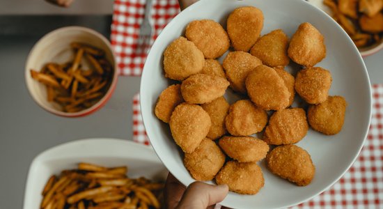 Kāpēc bērni ir tik ļoti apsēsti ar vistas nagetiem? 10 receptes čakliem vecākiem