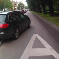 Video: 'Audi' Rīgā apbrauc sastrēgumu pa sabiedriskā transporta joslu