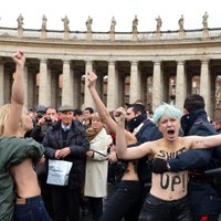 Активистки FEMEN устроили очередную выходку в Ватикане