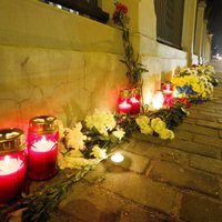 Foto: Ziedi un sveces pie Krievijas vēstniecības Ņemcova piemiņai