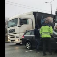 Video: Kravas un vieglās automašīnas sadursme uz Salu tilta
