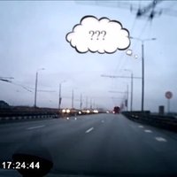 Video: Autobraucējiem uz Salu tilta uzlido neizskaidrojams objekts