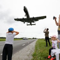Igaunijā uz šosejas nosēžas amerikāņu kaujas lidmašīnas 'A-10'