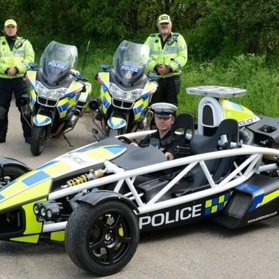 Britu policijas auto ar motocikla cienīgu paātrinājumu