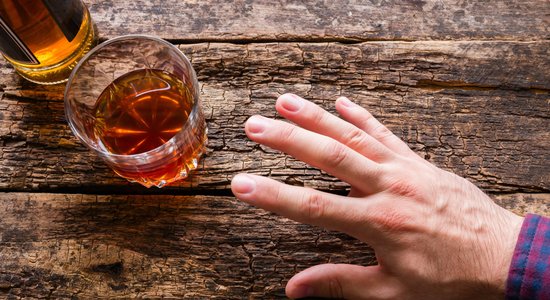 Lietuvā rosina alkohola un tabakas akcīzes nodokli celt trīs gadus pēc kārtas