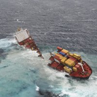 В Охотском море затонул траулер: двое пропавших