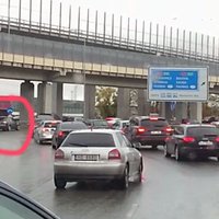 Video: Apļveida krustojumā uz Dienvidu tiltu autovadītāji nogriežas pat no trešās joslas