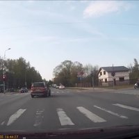 ВИДЕО: "Индивид" прет на красный, объезжая машины по встречной полосе