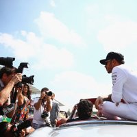 Hamiltonam Ķīnas 'Grand Prix' piespriests piecu starta vietu sods